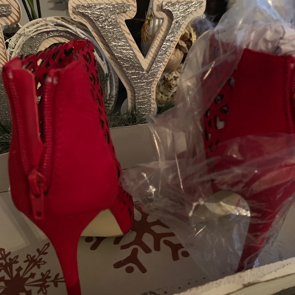 Hot! Red Booties with heart cutout detail. - Picture 5 of 6